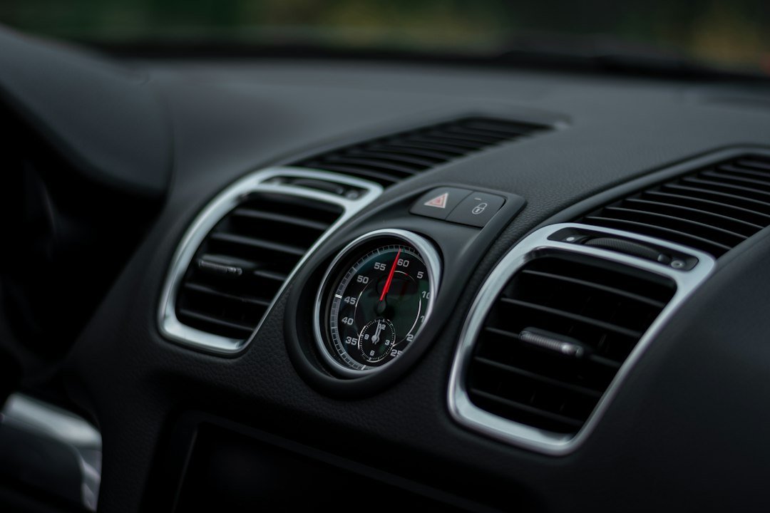 Intérieur d'une voiture, tableau de bord et aérations. Photo d'Olav Tvedt, Unsplash.