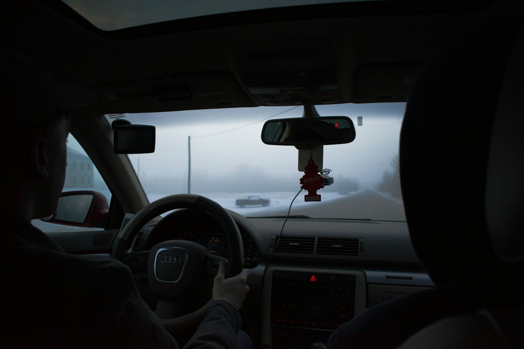 Un homme au volant par temps de brouillard, photo de Jack Michaud. Aucune moisissure n'est visible.