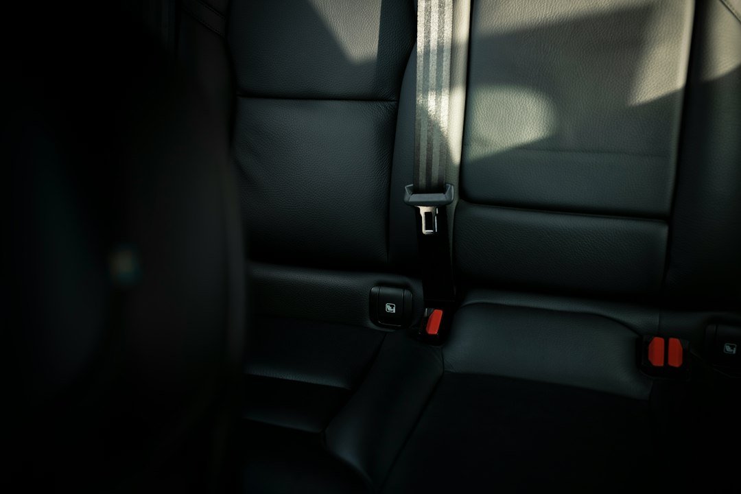 Banquette arrière d'une voiture, sièges vides. Photo de Maxim Hopman, Unsplash. Aucun enfant n'est visible.