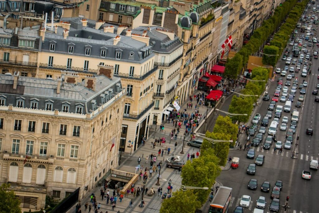 Circulation automobile sur l’avenue des Champs-Élysées à Paris. Photo de Rasmus Gundorff Sæderup, Unsplash.