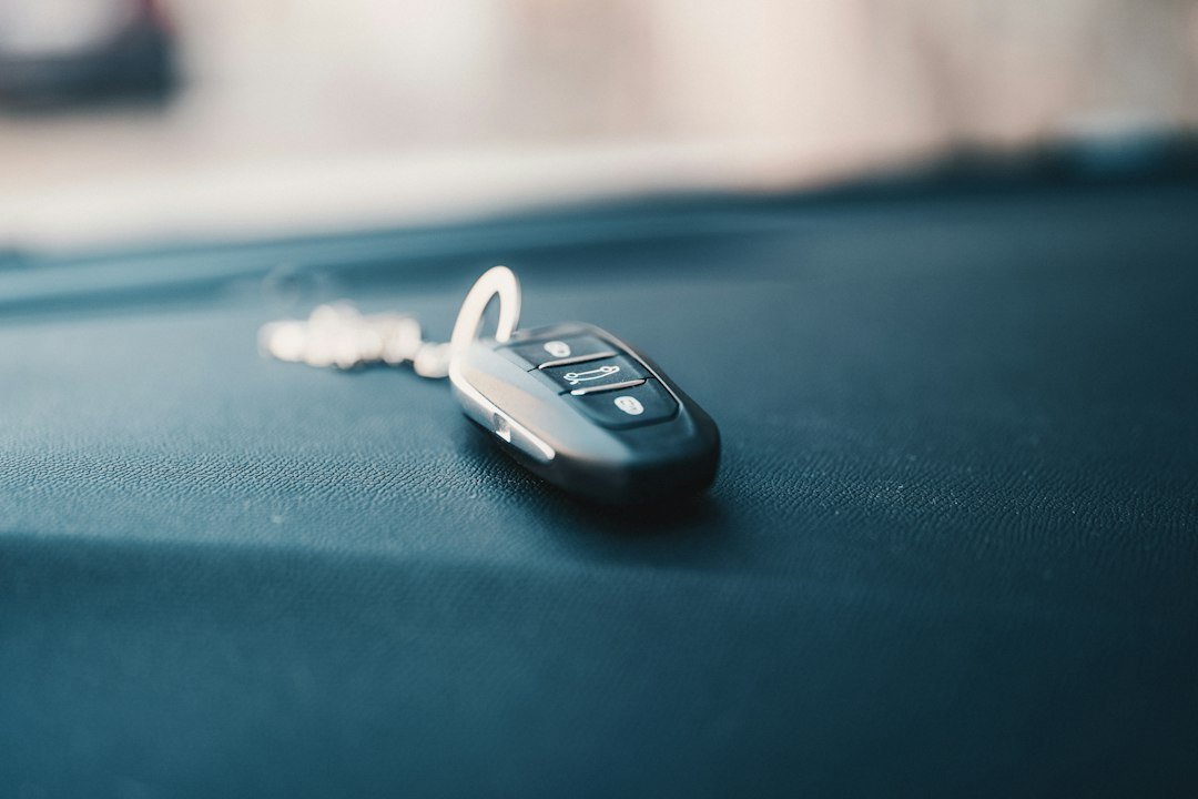 Télécommande de clé de voiture noire sur fond clair. Photo de Bence Balla-Schottner, Unsplash.