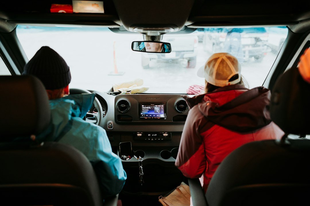 Deux adultes assis à l'arrière d'une voiture, photo de Negley Stockman. Il n'y a pas d'enfant sur cette photo.