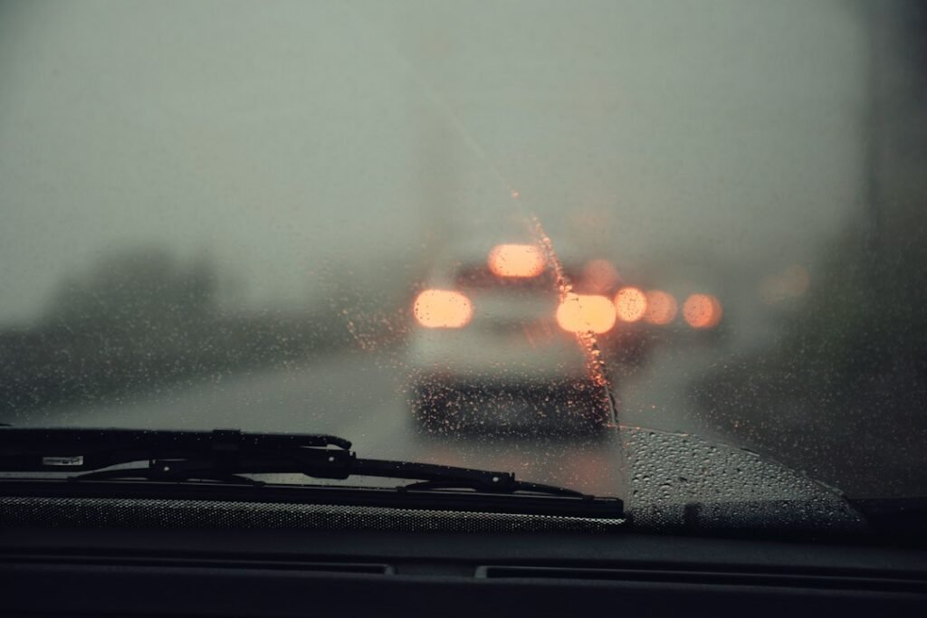 Gouttes d'eau sur une vitre de voiture, photo de Hossein Soltanloo. Ce n'est pas de la buée intérieure.