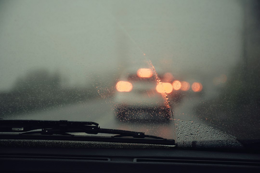 Gouttes d'eau sur une vitre de voiture, photo de Hossein Soltanloo. Ce n'est pas de la buée intérieure.
