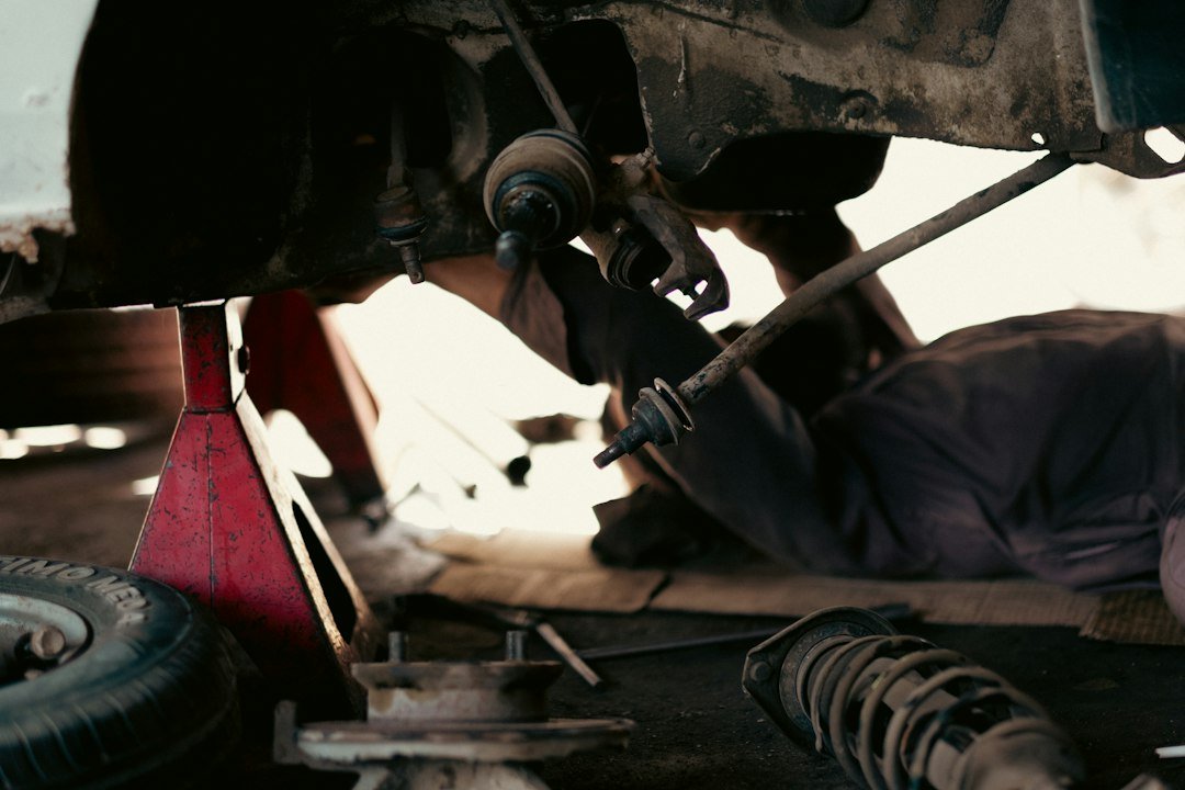 Mécaniciens au travail dans un atelier de réparation automobile. Photo de Tahamie Farooqui, Unsplash.