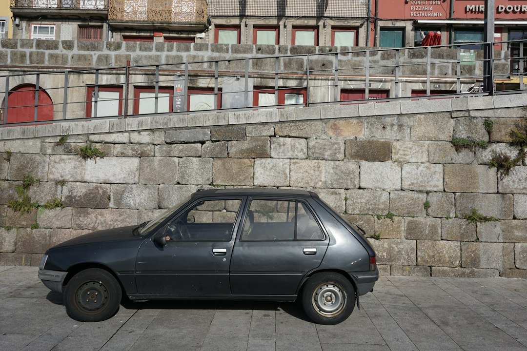 Petite voiture ancienne garée dans une rue. Photo de Sebastien Devocelle, Unsplash.