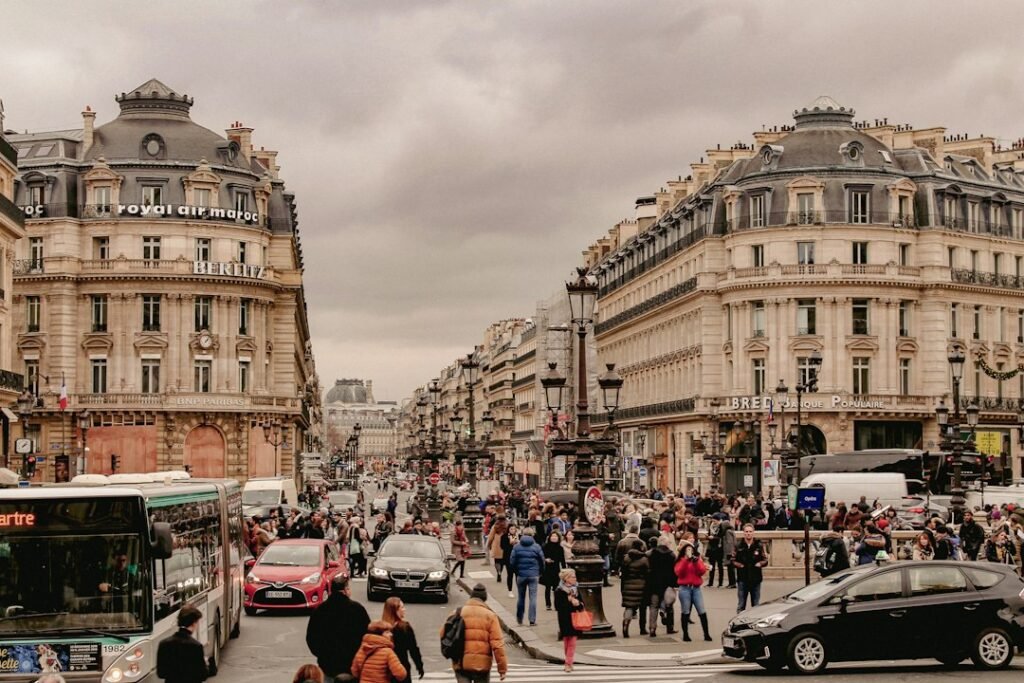 Rue de ville animée, avec une circulation dense de voitures. Photo de Denise Schuld, Unsplash.