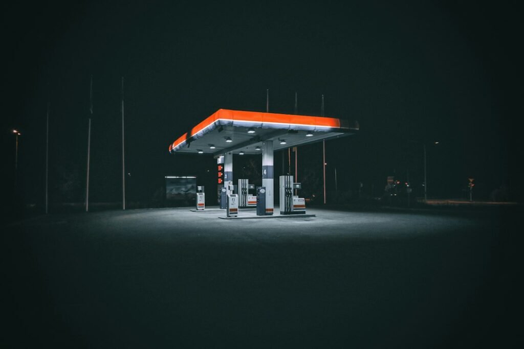 Station-service éclairée la nuit, sans client. Photo de Hans Eiskonen, Unsplash.