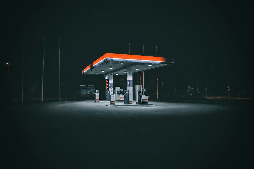 Station-service éclairée la nuit, sans client. Photo de Hans Eiskonen, Unsplash.