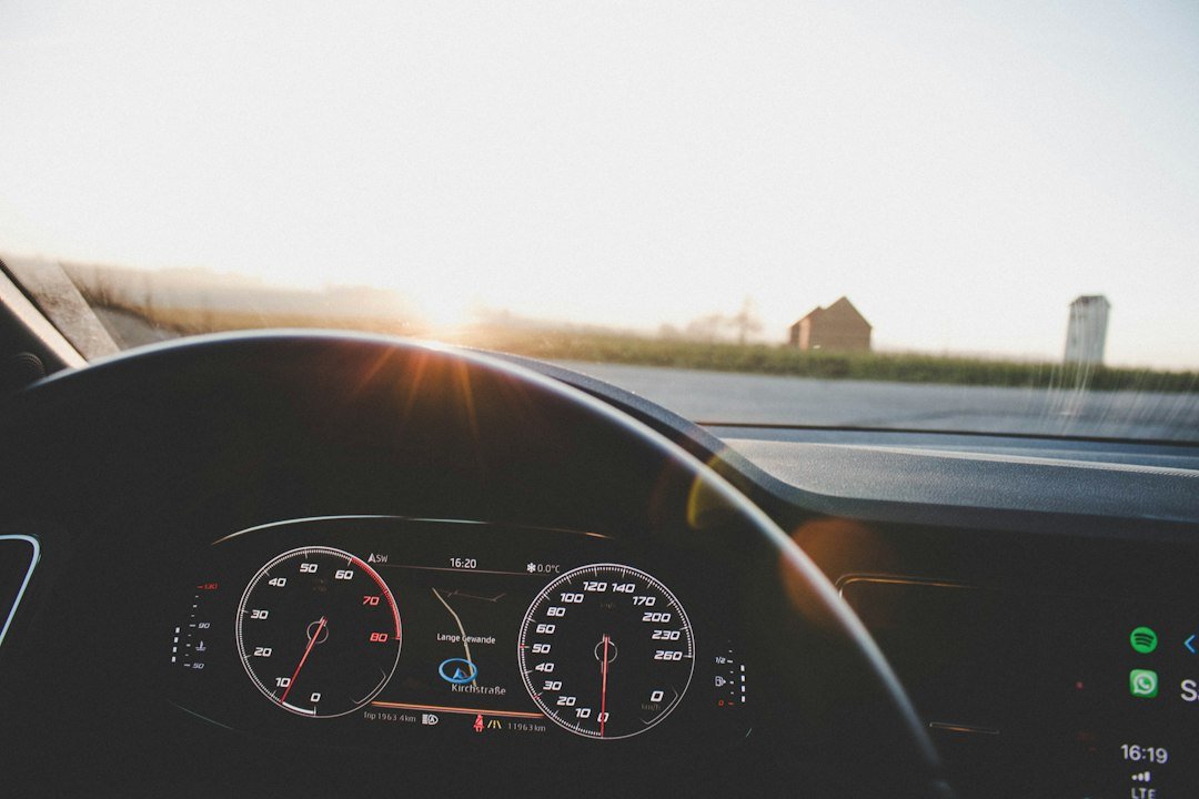 Tableau de bord d'une voiture allumé. Photo de Marcel Strauß, Unsplash.