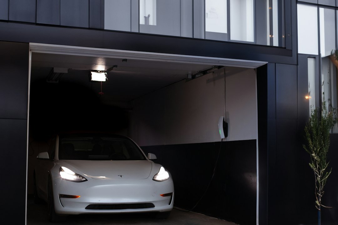 Voiture blanche garée dans un garage individuel. Photo de Priscilla Du Preez, Unsplash.
