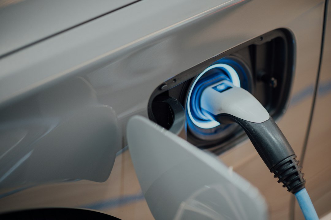 Prise de recharge branchée sur une voiture électrique. Photo de CHUTTERSNAP, Unsplash.