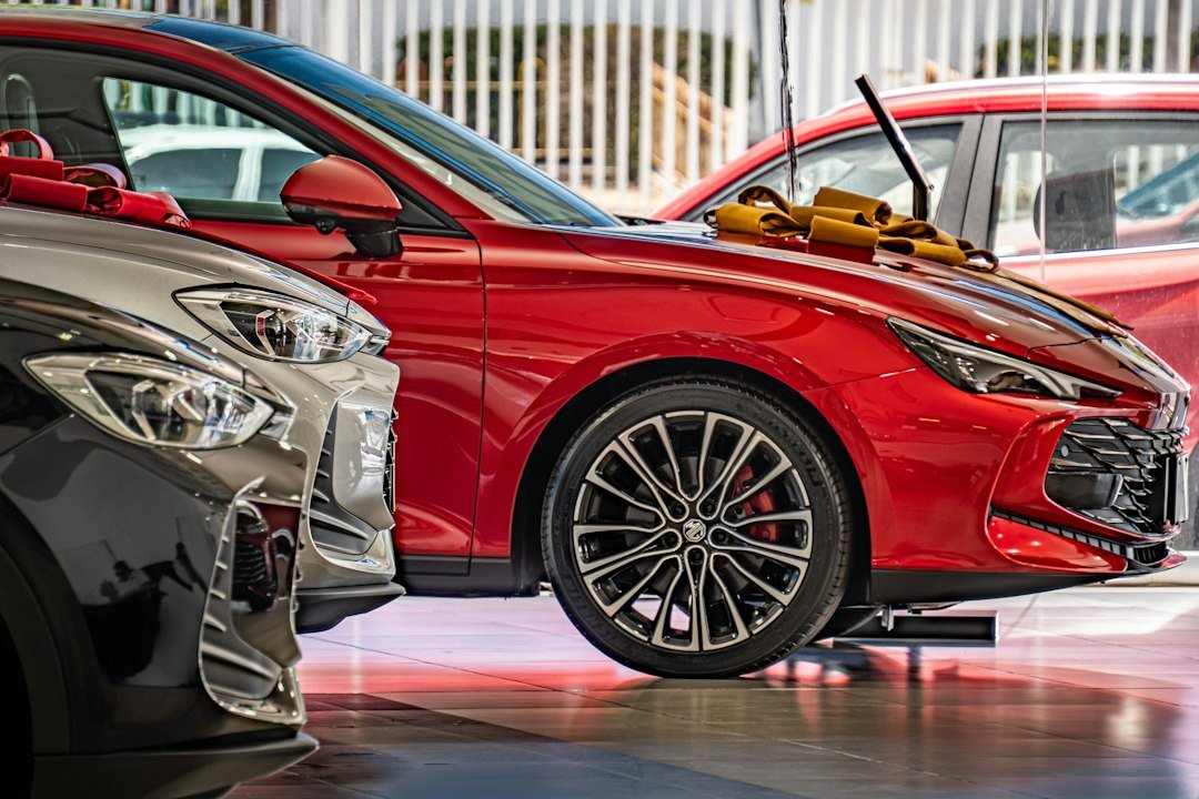 Plusieurs voitures neuves exposées dans un showroom. Photo de Portafolio fotográfico automotriz, Unsplash.
