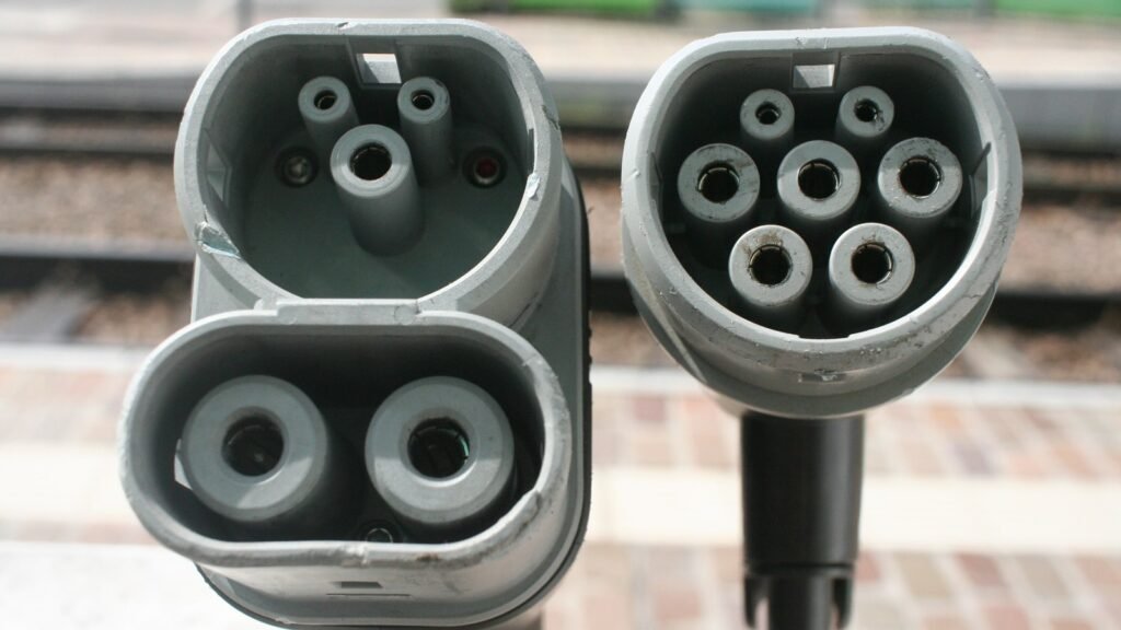 Connecteurs de recharge pour voiture électrique : Type 2 (IEC 62196) à droite et Combo CCS Type 2 à gauche, posés côte à côte
