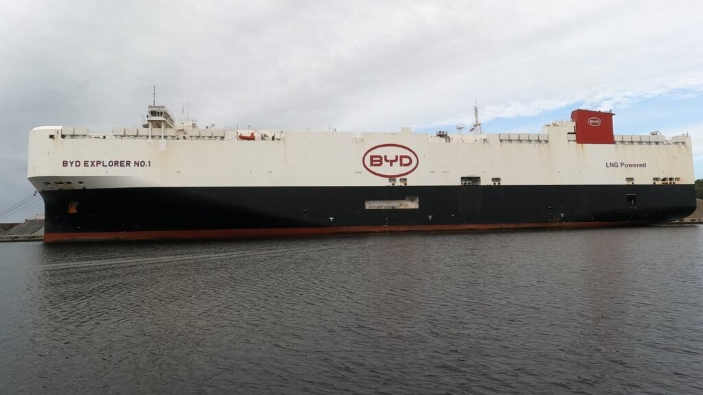 Le cargo transporteur de voitures BYD Explorer No.1 amarré au port de Wilhelmshaven, en Allemagne