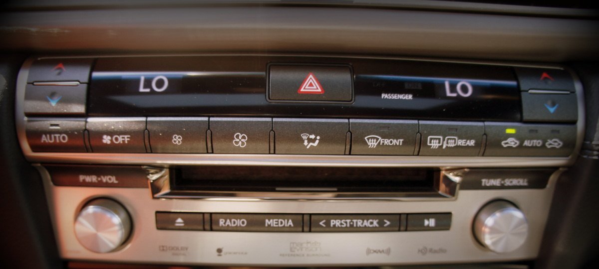 Commandes de climatisation automatique d’une Lexus : affichage « LO » côté conducteur et passager, touches AUTO, ventilation, désembuage du pare-brise (FRONT) et de la lunette arrière (REAR)