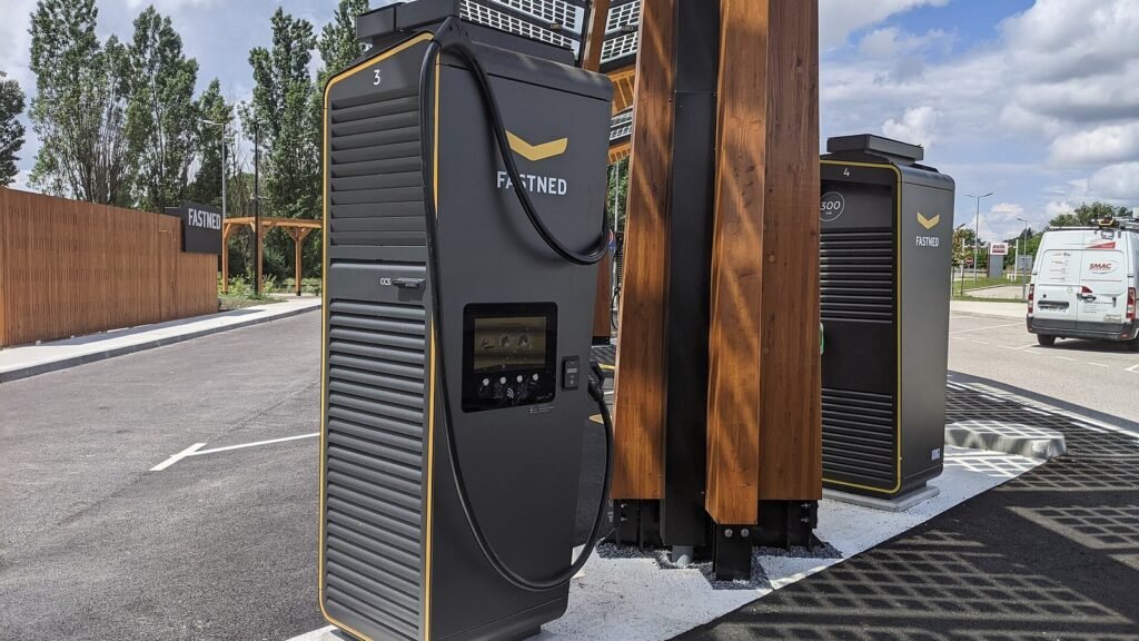 Bornes de recharge ultra-rapide Fastned 300 kW sur l’aire de Romagnieu (A43), câbles CCS sous structure bois, photo d’illustration juin 2023