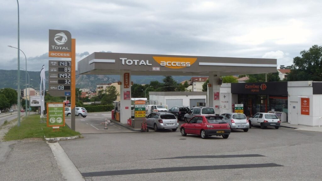 Station-service Total avec pompes à essence, photo d’illustration (Vienne, Autriche), pas une station française du 14 octobre 2026