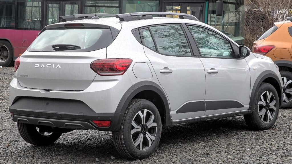 Dacia Sandero Stepway grise vue de trois quarts arrière sur un parking, illustration d’une voiture d’occasion souvent proposée en version GPL ECO-G