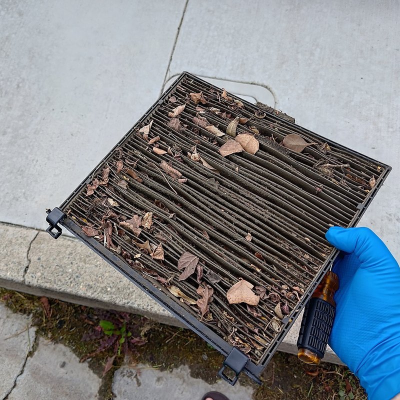 Filtre d’habitacle automobile encrassé, saturé de feuilles et de poussière