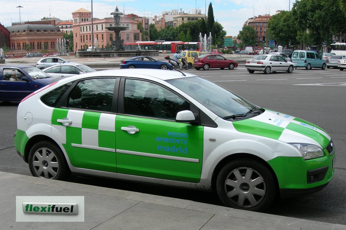 Ford Focus taxi vert et blanc à Madrid, avec en médaillon le logo flexifuel apposé sur la carrosserie