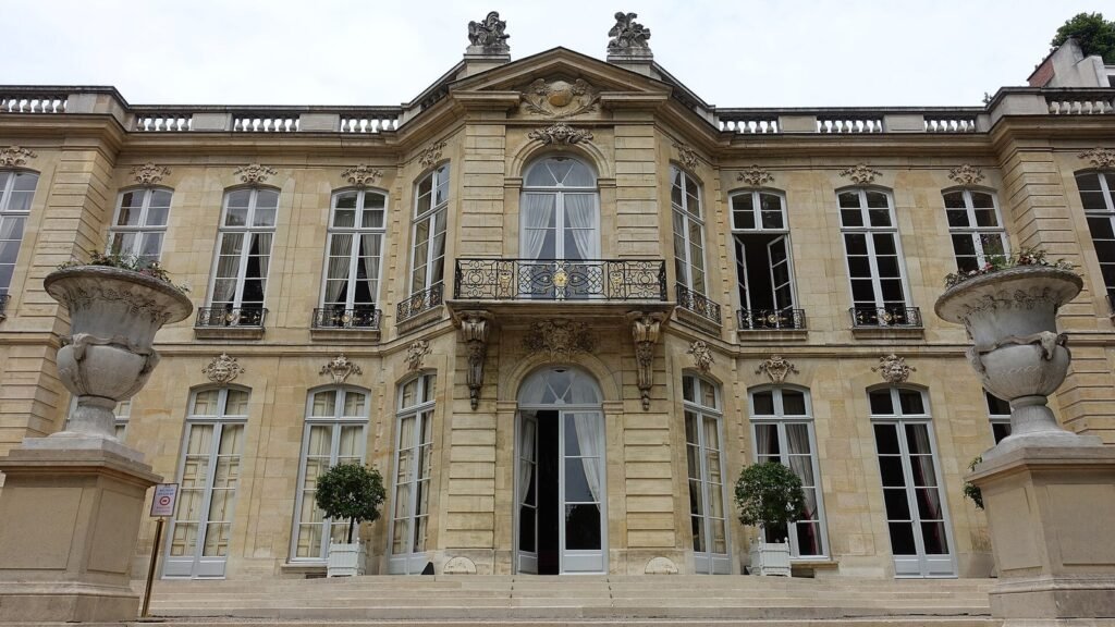 Façade en pierre claire de l’hôtel de Matignon, résidence du Premier ministre, côté jardin, avec ses hautes fenêtres, son balcon en fer forgé et son perron