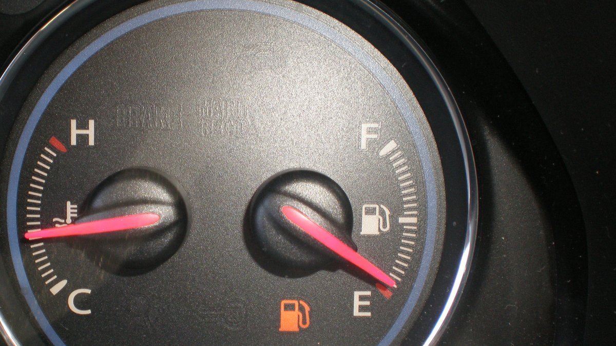 Combiné d’instruments avec l’aiguille de la jauge à carburant sur E et le témoin orange de réserve allumé, à côté de la jauge de température