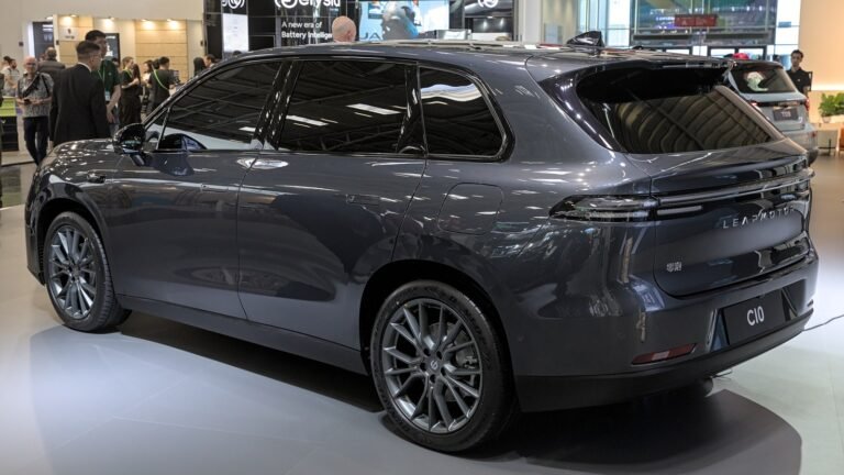 Leapmotor C10 SUV électrique gris, vue avant trois quarts, stand salon automobile IAA 2023