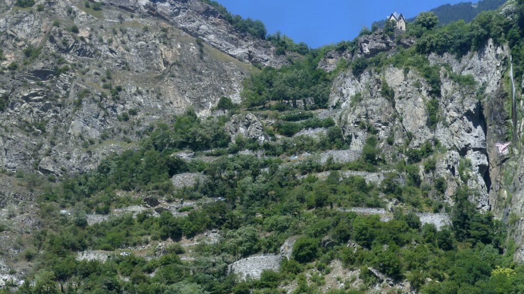 Route de montagne en lacets serrés à Montvernier en Savoie, typique des trajets qui donnent le mal des transports aux enfants