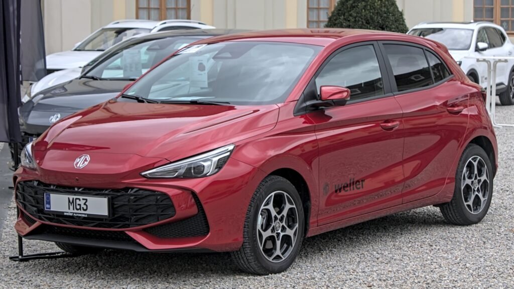 MG3 Hybrid+ rouge vue de trois quarts avant, citadine hybride non rechargeable exposée sur un salon automobile