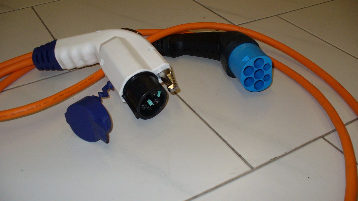 Câble de recharge Type 2 Mennekes branché sur une Nissan Leaf, connecteur et gaine noire