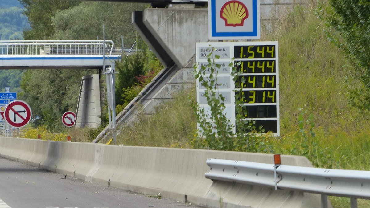 Panneau des prix des carburants d’une station Shell au bord de l’autoroute A40 en Haute-Savoie, photo d’archive de 2017
