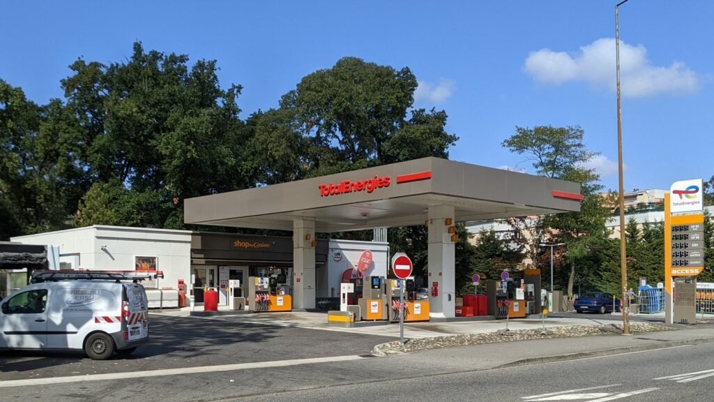 Station-service TotalEnergies à Toulouse, entrée barrée par un panneau sens interdit et totem affichant 9,999 pour tous les carburants, signe de rupture, lors d’une pénurie