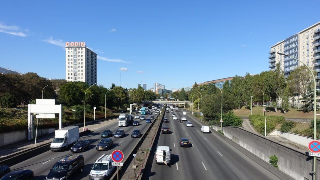 Vue en plongée du boulevard périphérique parisien avec circulation automobile sous un ciel bleu, photo d'illustration 2016