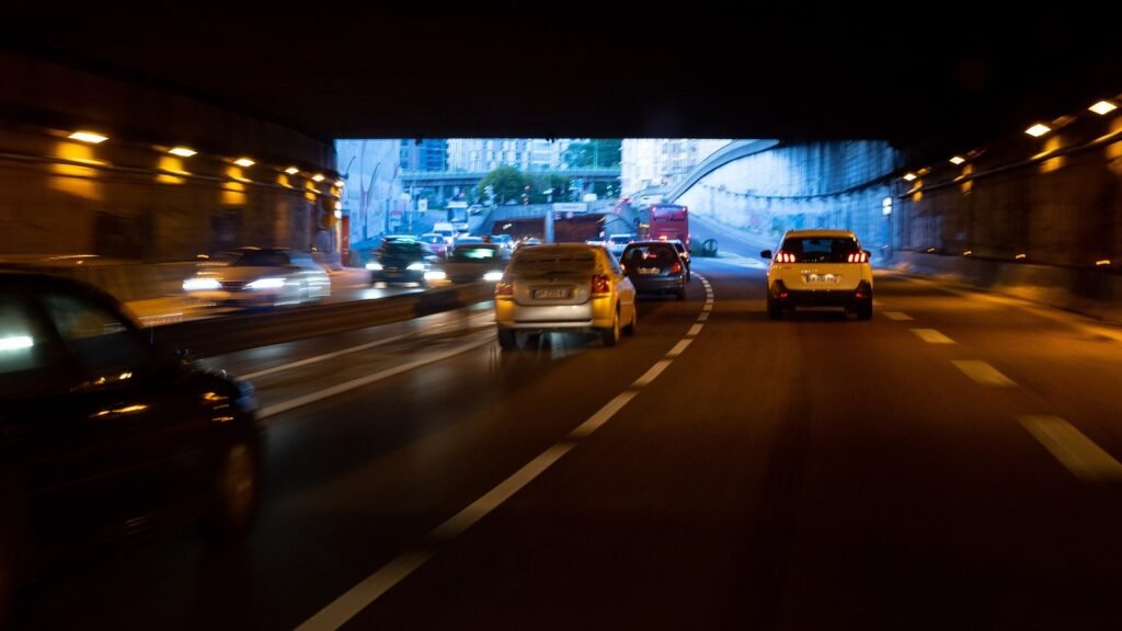 Voitures dans un tunnel à l'entrée du boulevard périphérique de Paris depuis l'autoroute A6, le soir