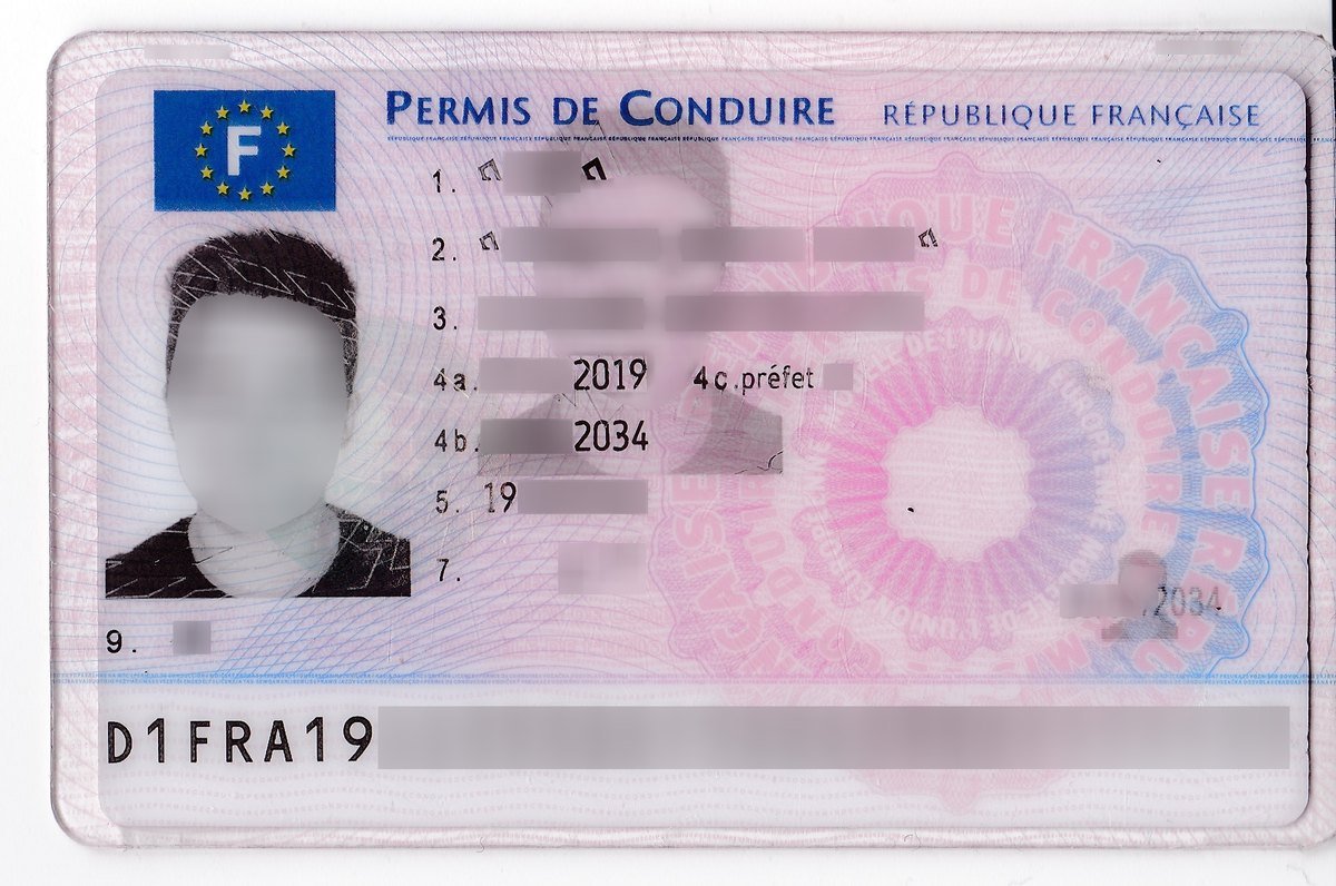 Recto d’un permis de conduire français au format carte délivré en 2019, avec les informations personnelles floutées et une fin de validité en 2034 en case 4b