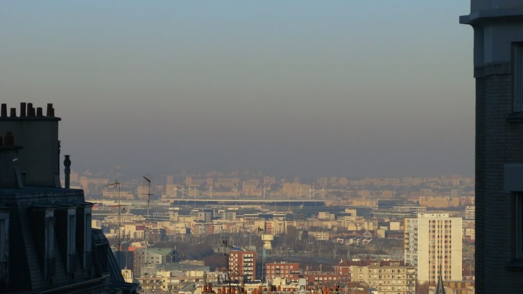 Épisode de pollution atmosphérique à Paris le 8 décembre 2016 : vue brumeuse depuis la butte Montmartre vers le Stade de France, illustration d’un pic de pollution hivernal