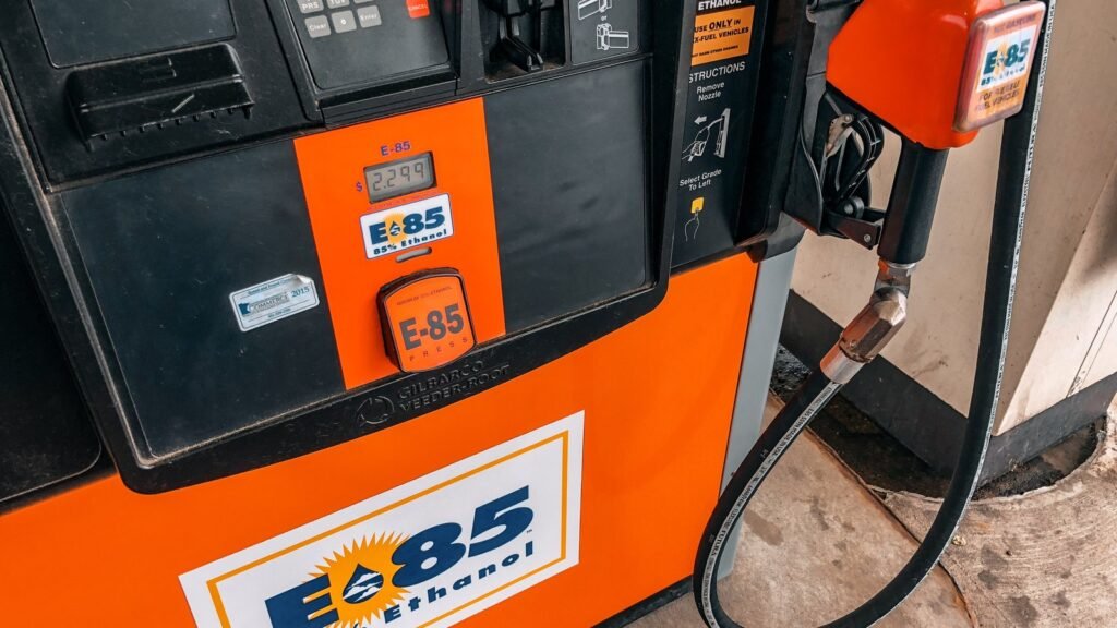 Pompe à carburant orange marquée E85, 85 % d’éthanol, avec son pistolet raccroché sur le côté (station américaine)