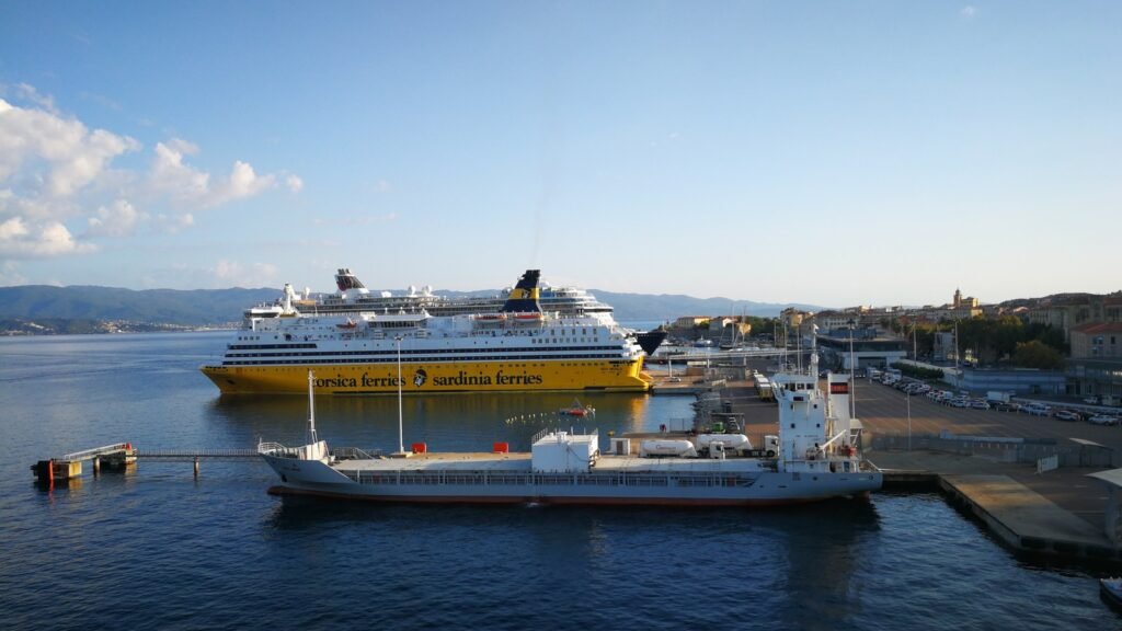Port d’Ajaccio en Corse-du-Sud, bateaux et quais sous un ciel dégagé, vue depuis la mer