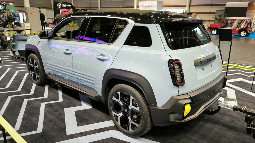 Renault 4 E-Tech Electric bleu clair vue de trois quarts arrière sur un stand du Mondial de l’Auto de Paris, édition 2024