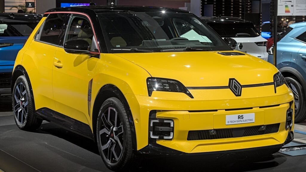Renault 5 E-Tech électrique jaune vue de trois quarts avant sur un stand de salon automobile