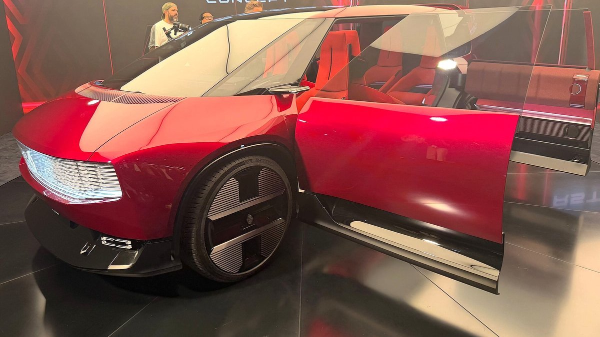 Le Renault E-Space Concept rouge exposé au Mondial de l’Auto 2026, portière arrière ouverte sur un habitacle aux sièges rouges