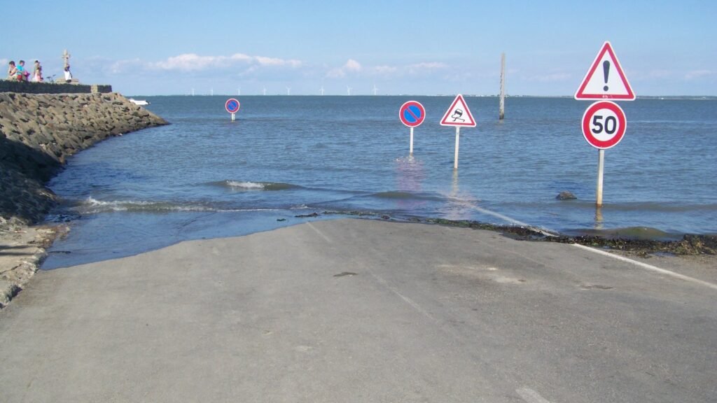 Route côtière du Passage du Gois entièrement immergée à marée haute, reliant le continent à l’île de Noirmoutier (Vendée)