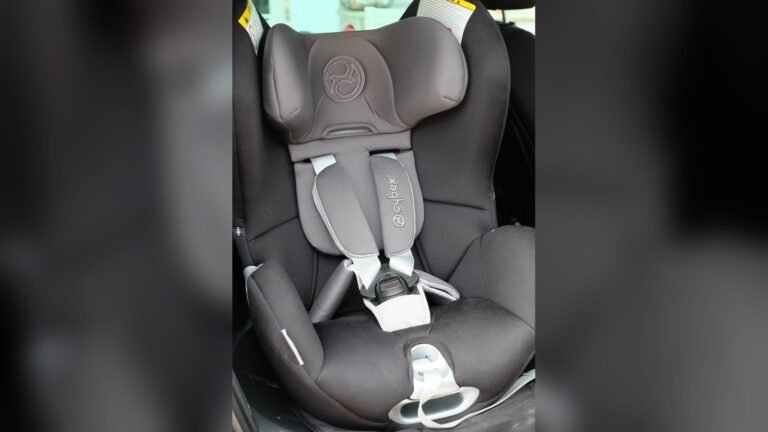 Siège auto pivotant Cybex Sirona gris et noir installé sur un siège de voiture, harnais 5 points et têtière visibles