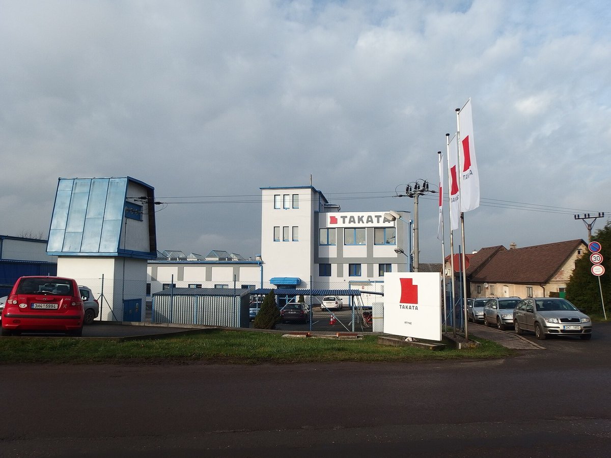 Bâtiments d’un site industriel de l’équipementier Takata à Rtyně v Podkrkonoší, en République tchèque, avec l’enseigne Takata et des voitures garées devant