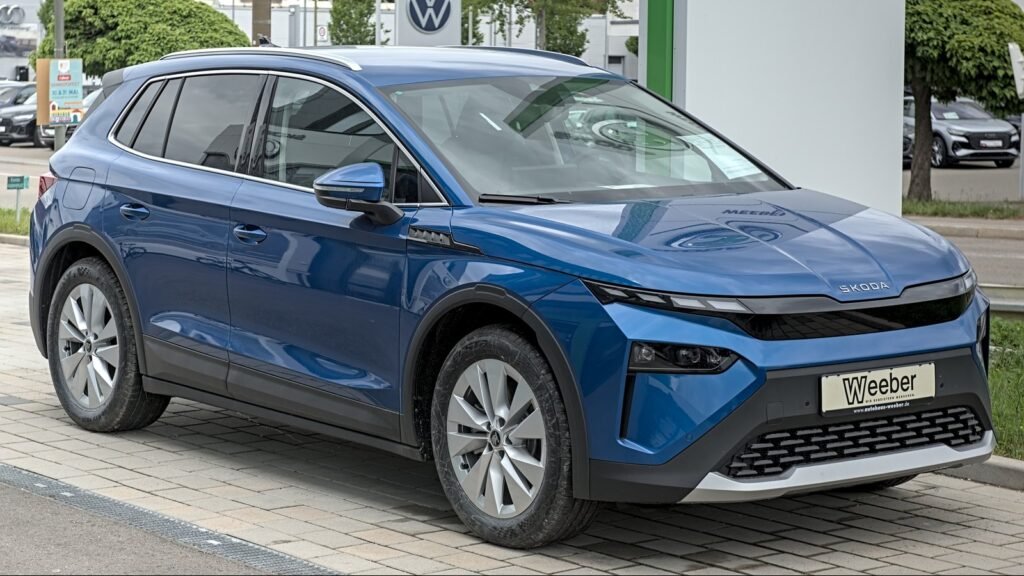 Škoda Elroq bleu, SUV électrique compact, garé devant une concession automobile