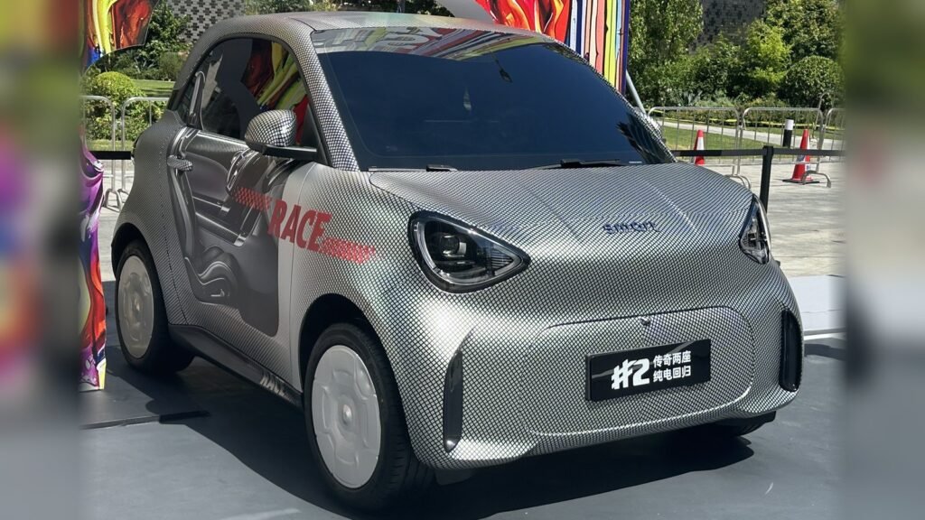 Smart #2 électrique biplace de présérie sous film de camouflage gris, vue de trois quarts avant