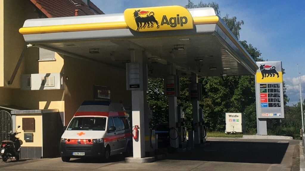 Pompe à carburant d’une station Agip à Tübingen-Unterjesingen en Allemagne, vue de face sous un ciel nuageux, illustration des prix européens