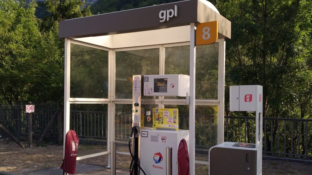 Pompe GPL sous abri dans une station-service de Saint-Claude, dans le Jura, entourée de verdure
