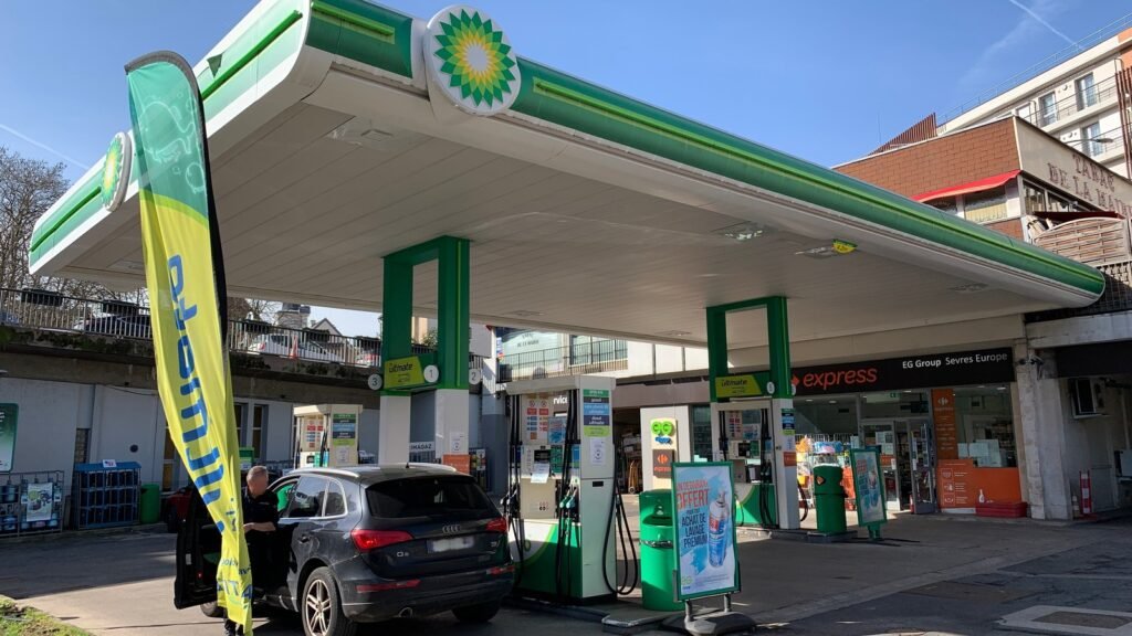 Pompe à carburant d'une station-service BP, avenue de l'Europe à Sèvres (Hauts-de-Seine)